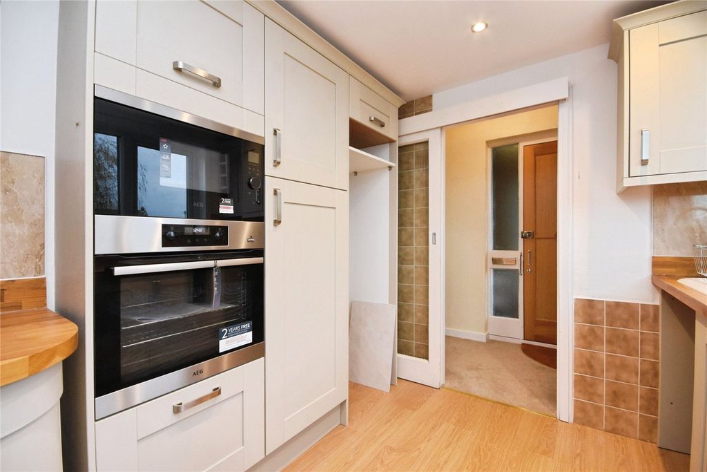 Property photo 3 of 21 Kitchen