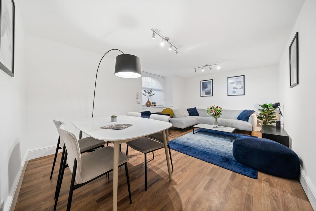 Property photo 1 of 11 Living Room