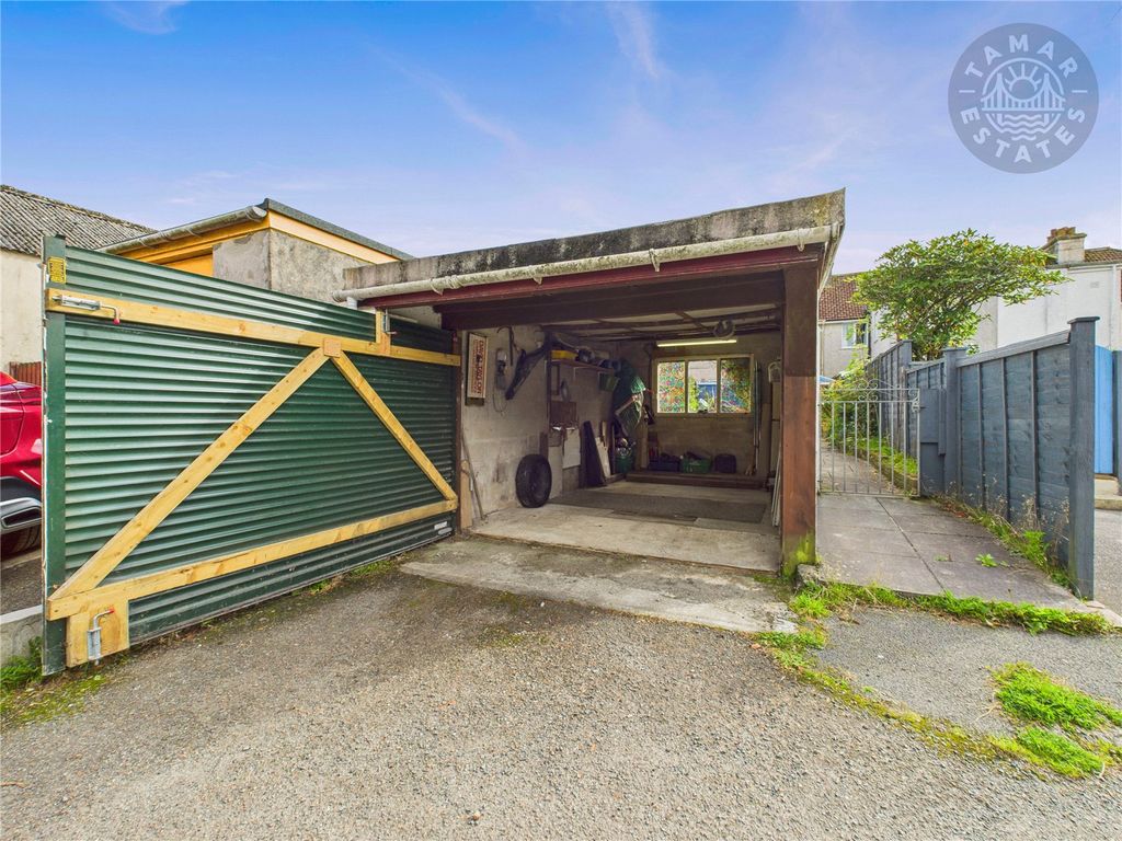 Property photo 3 of 15 Garage