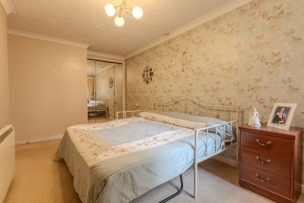 Property photo 3 of 10 Bed 1 (2)