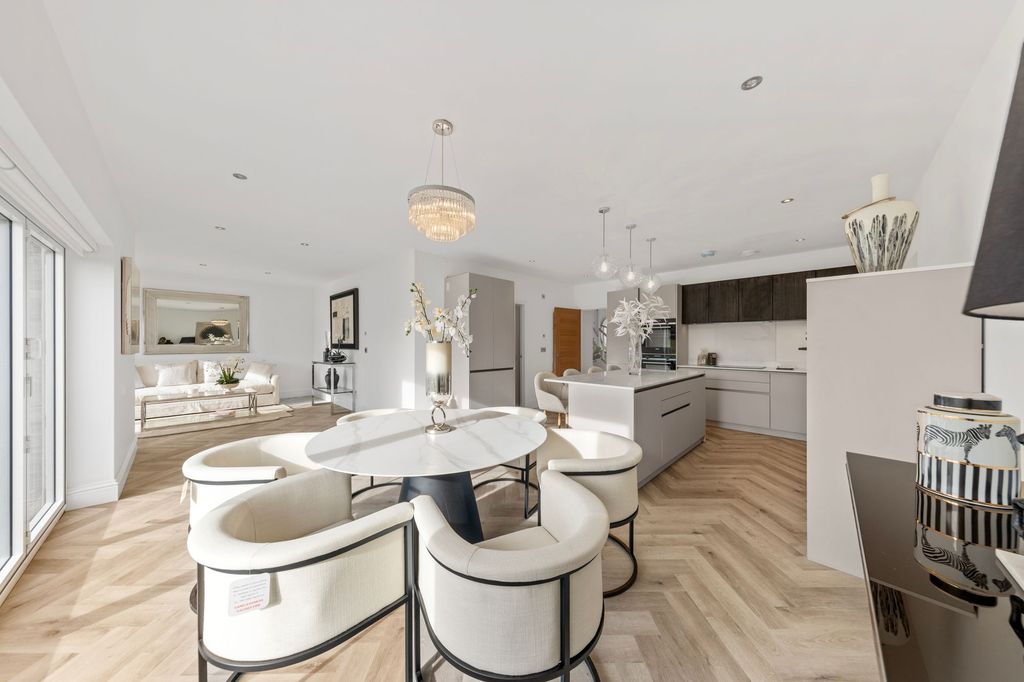 Property photo 2 of 34