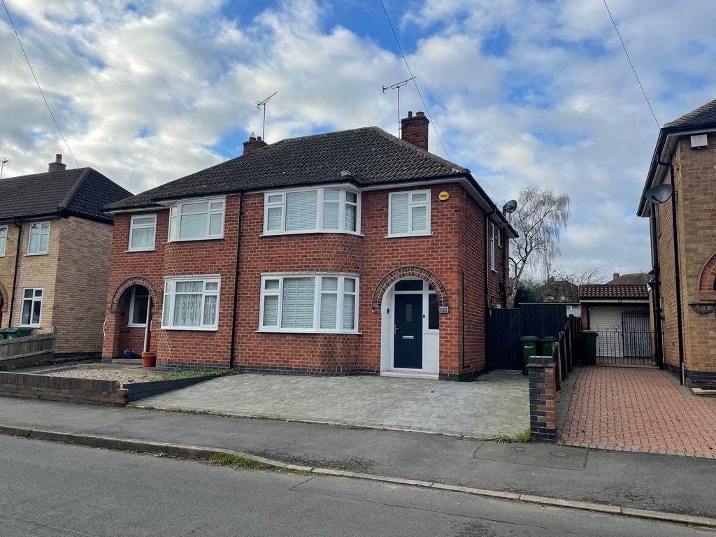 Property photo 1 of 18 Oakcroft Avenue, Kirby Muxloe