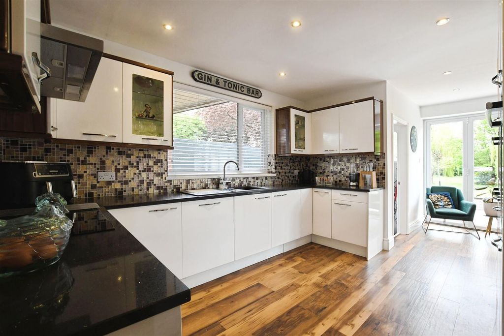 Property photo 2 of 29 Fitted Kitchen