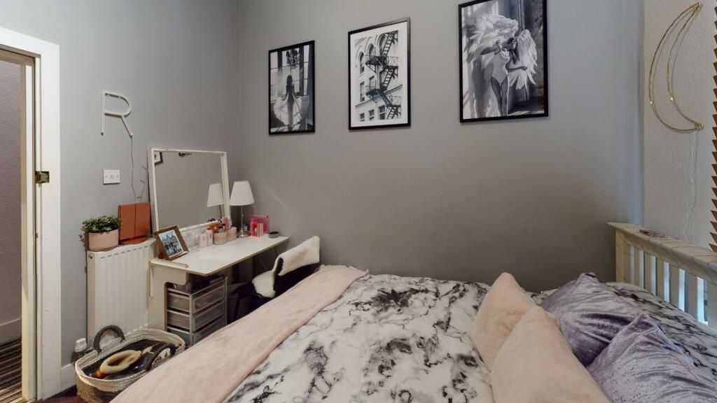 Property photo 2 of 13 Cozy And Well-Kept Double Bedroom Featuring A Comf...