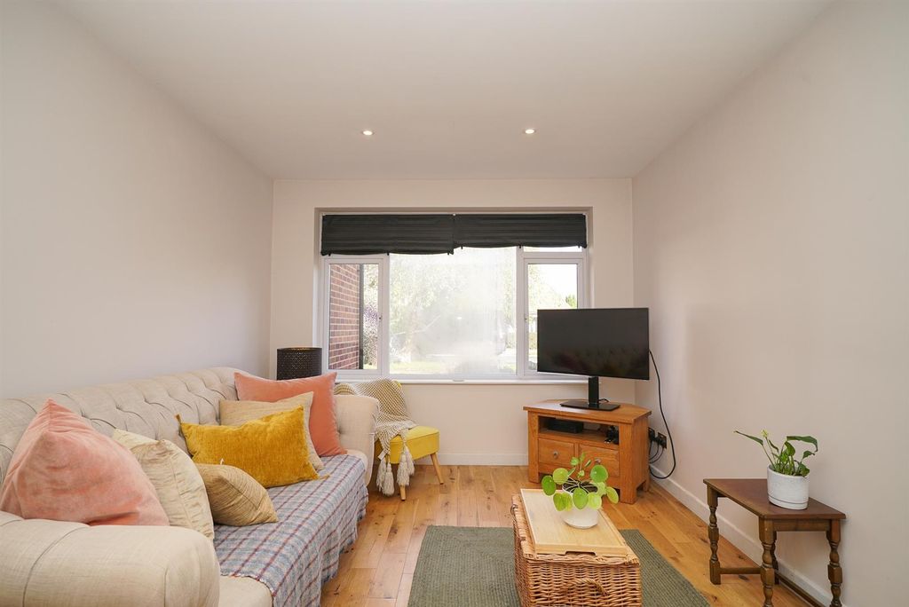 Property photo 3 of 26 Lounge