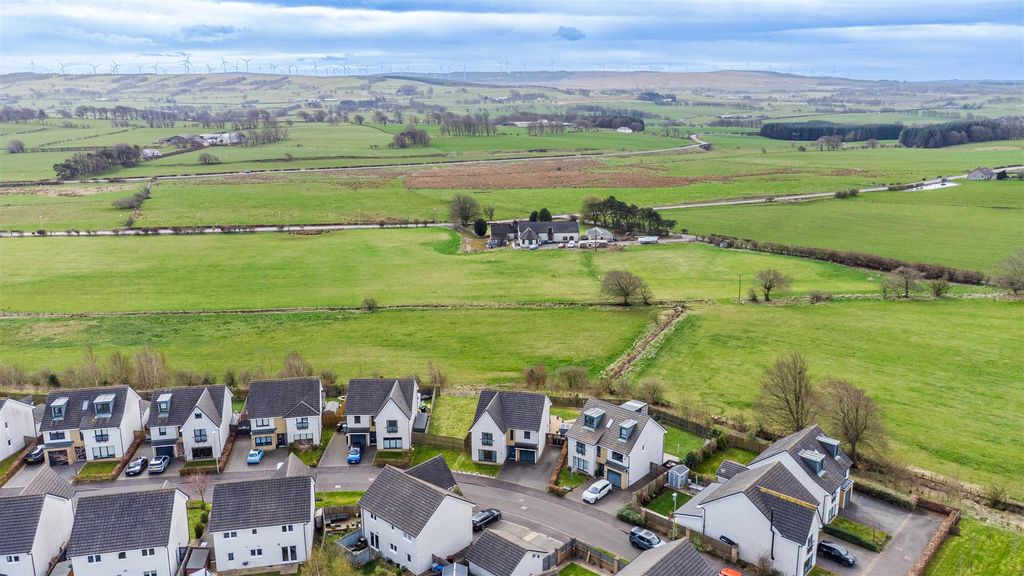 Property photo 2 of 30 Twill Crescent-6.Jpg