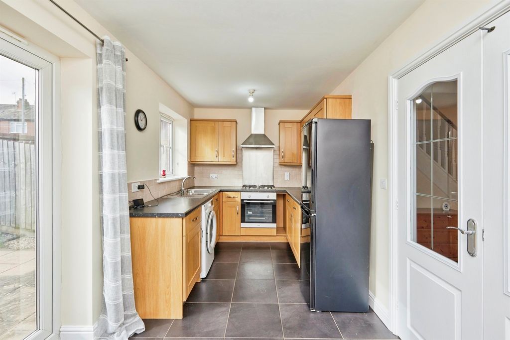 Property photo 2 of 10 Kitchen
