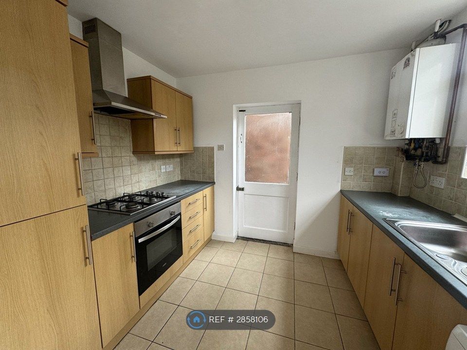 Property photo 3 of 10 Kitchen