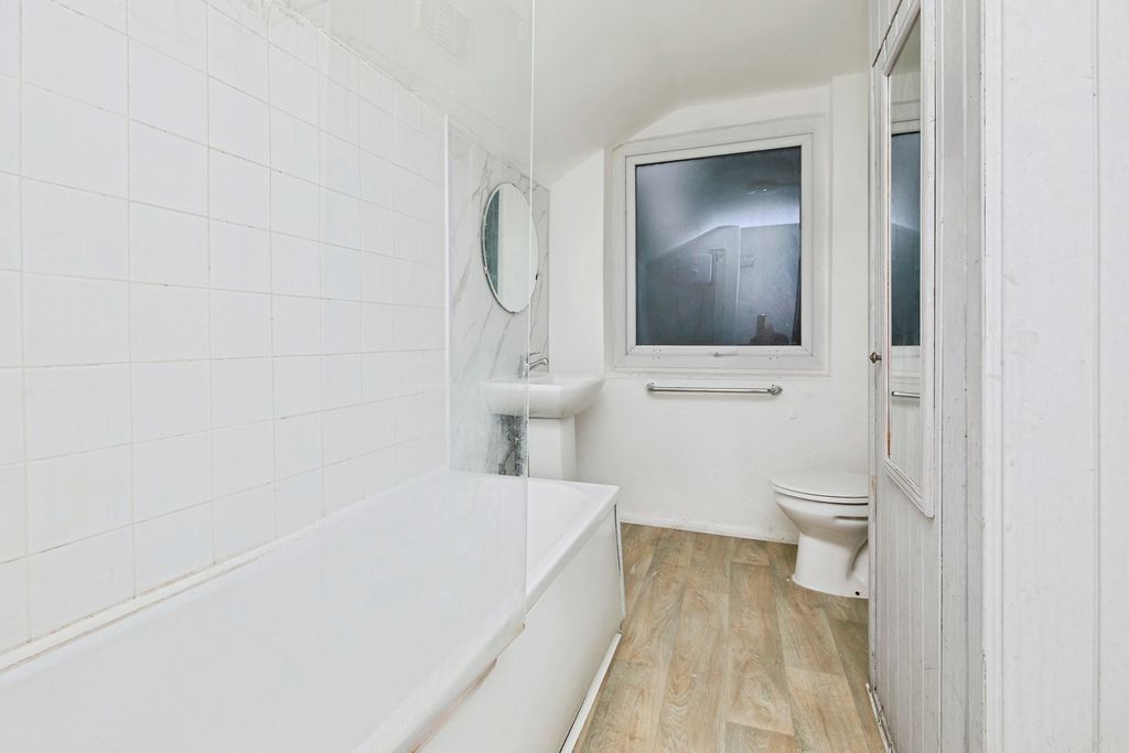 Property photo 3 of 18 Bathroom