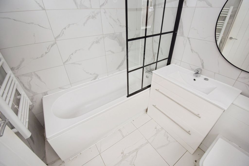 Property photo 3 of 17 Bathroom