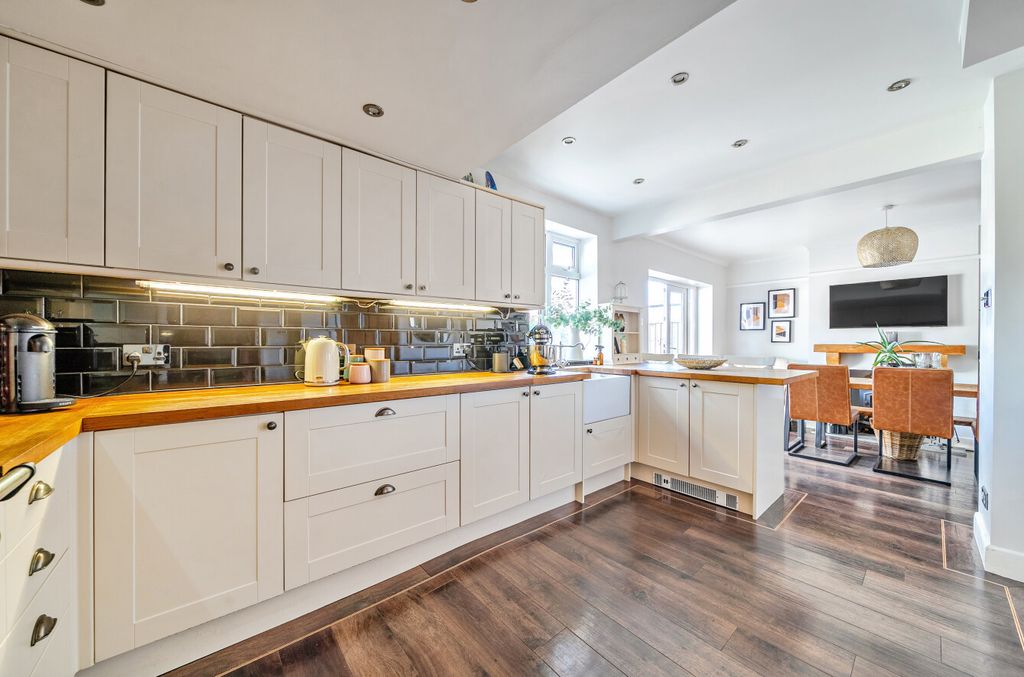 Property photo 3 of 13 1356335-20-68d164...