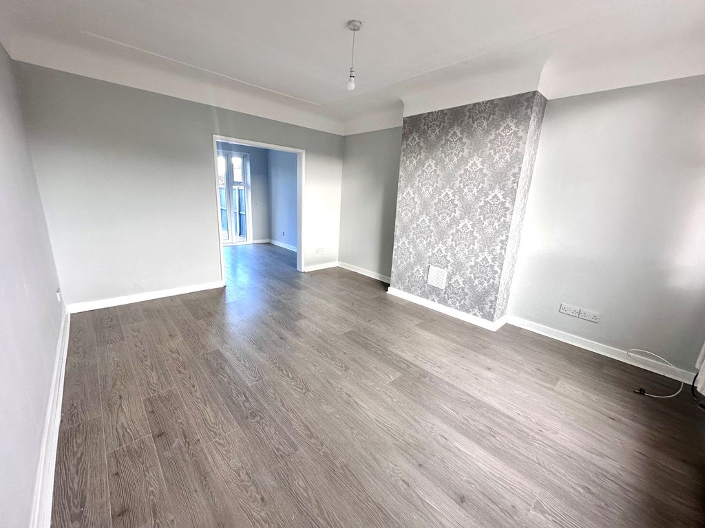 Property photo 3 of 19 Image