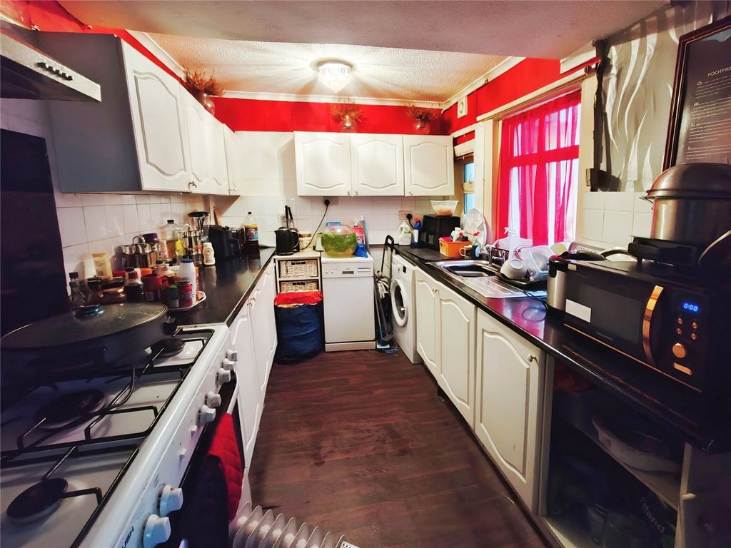 Property photo 2 of 9 Kitchen