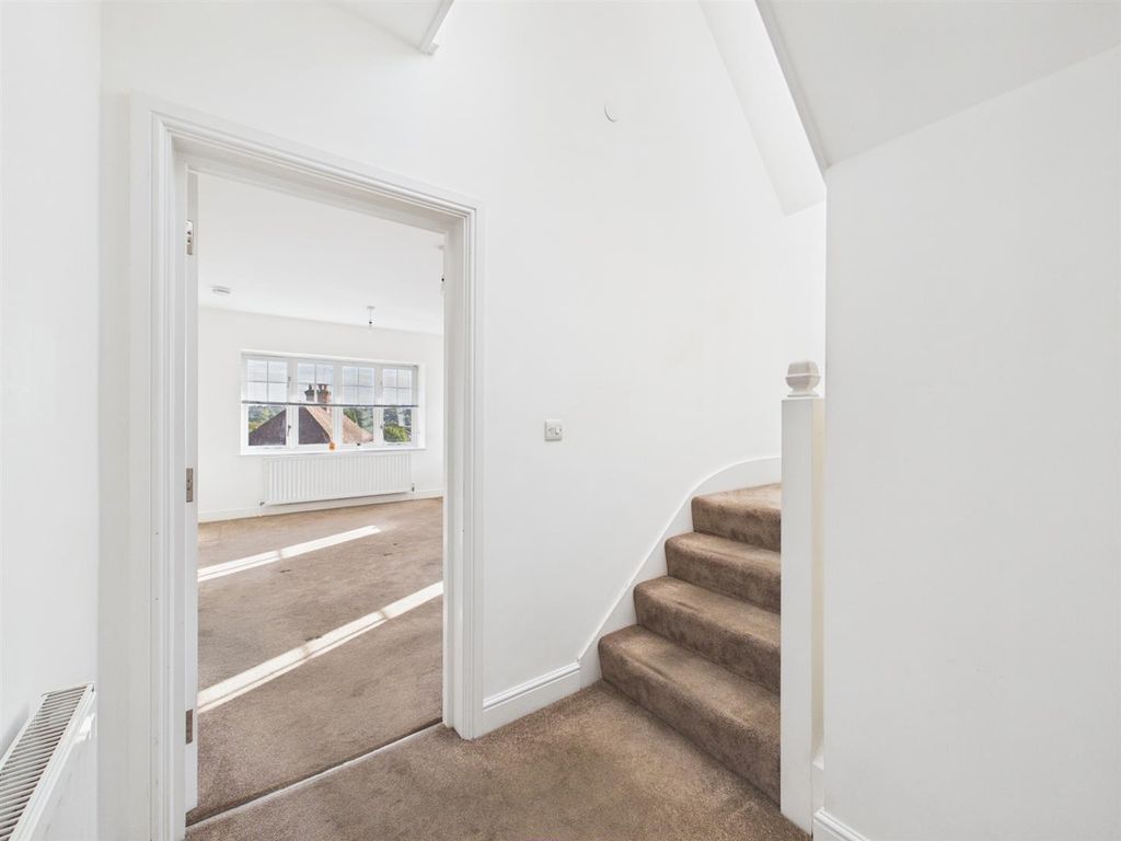 Property photo 2 of 14 Cam01563G0-Pr0354-Still001.Jpg