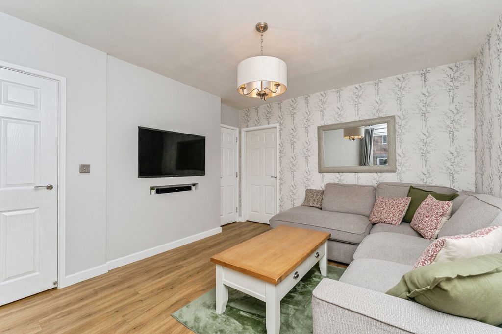 Property photo 3 of 28 Lounge