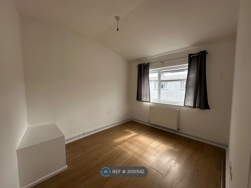 Property photo 2 of 6 Bedroom