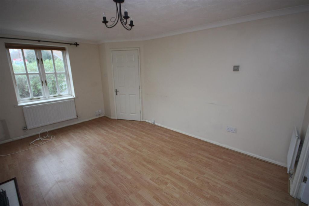 Property photo 3 of 4 Living Room