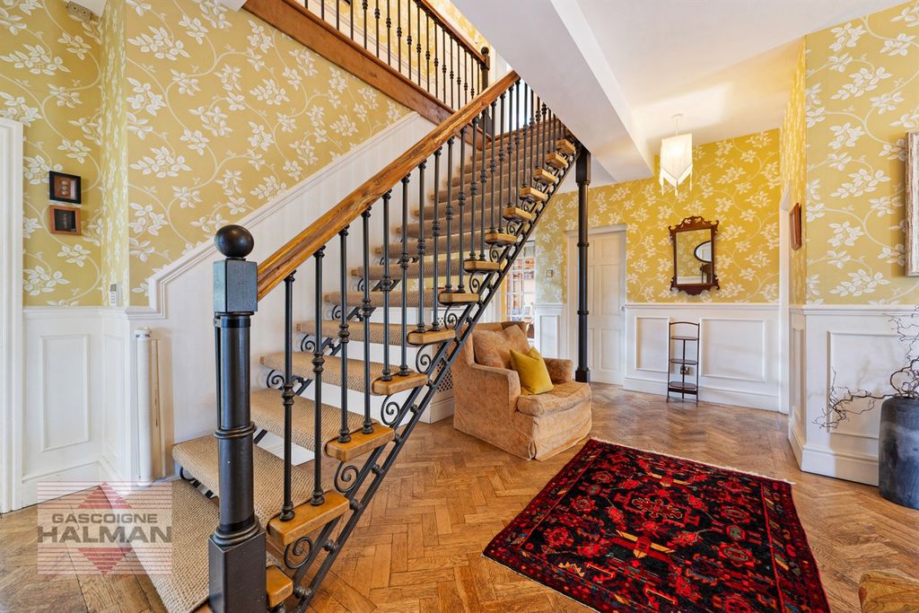 Property photo 3 of 31 Entrance Hall