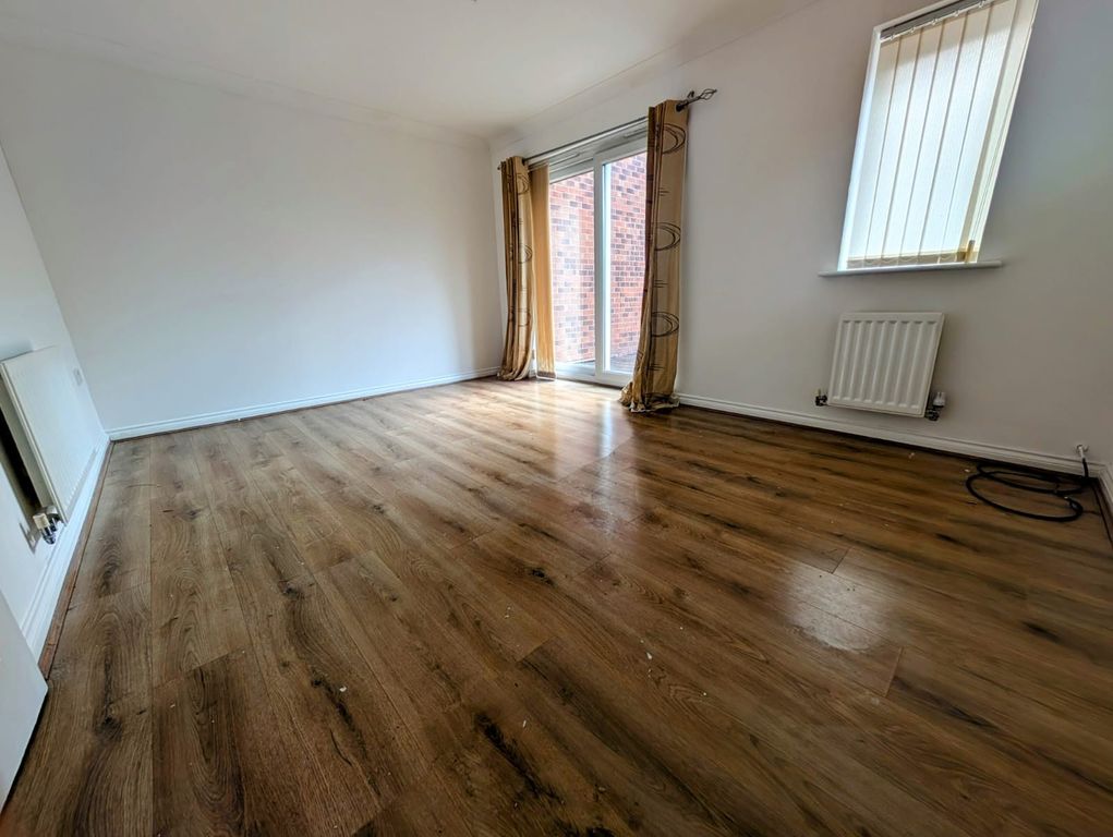 Property photo 3 of 10 Livingroom