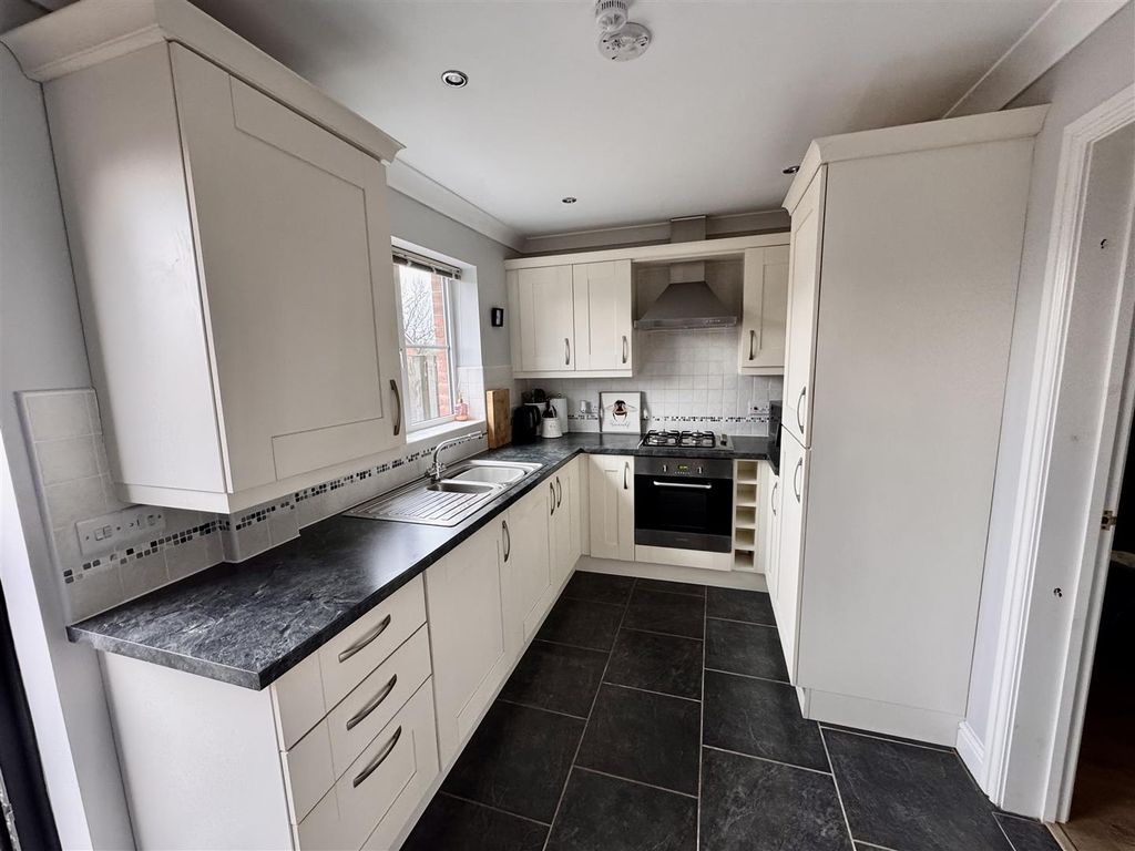 Property photo 3 of 12 Kitchen