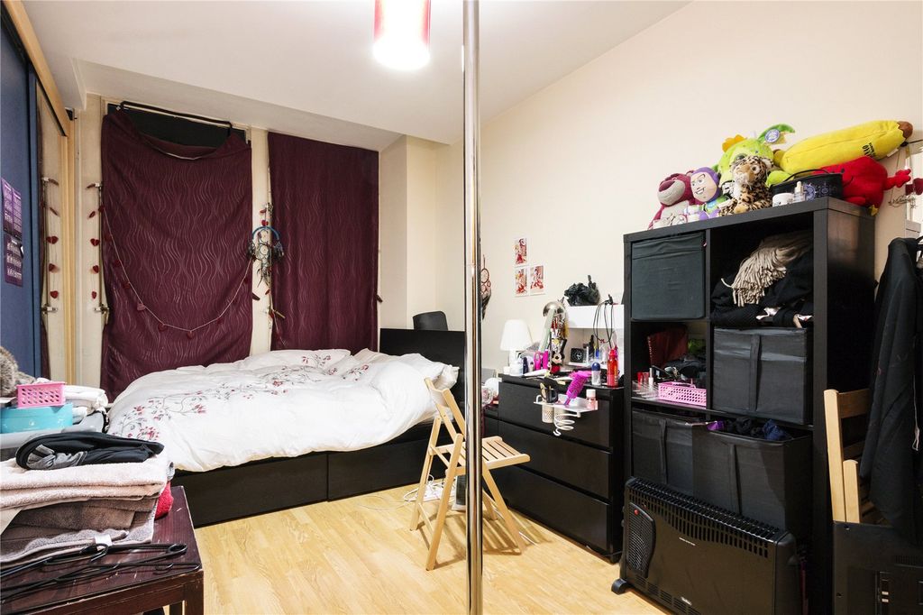 Property photo 3 of 6 Bedroom