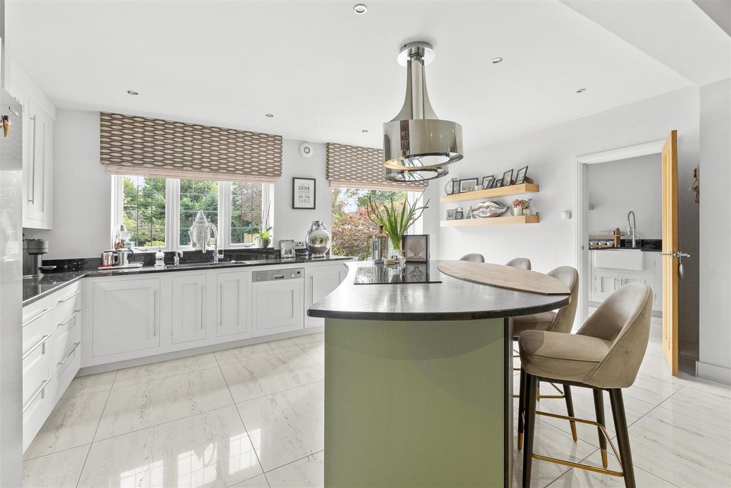Property photo 3 of 29 23 Marlow Road, Hp11 1Ta-22.Jpg