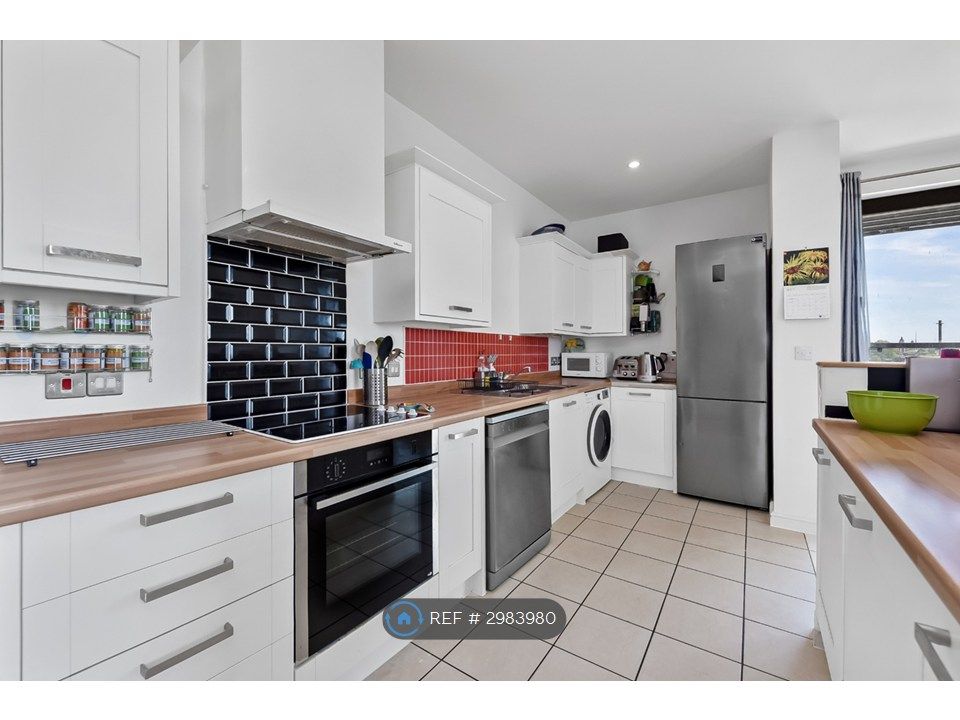 Property photo 3 of 12 Modern Fully Fitted Kitchen
