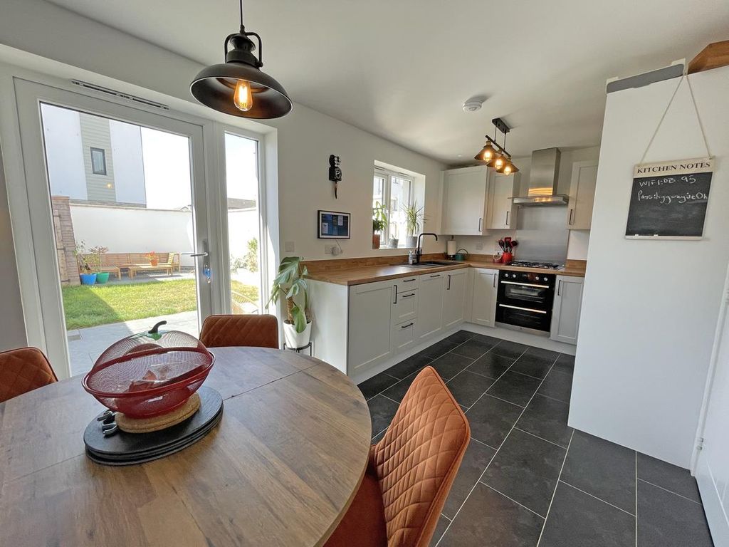 Property photo 3 of 18 Haycroft Mews 21 - Kitchen Diner.Jpg