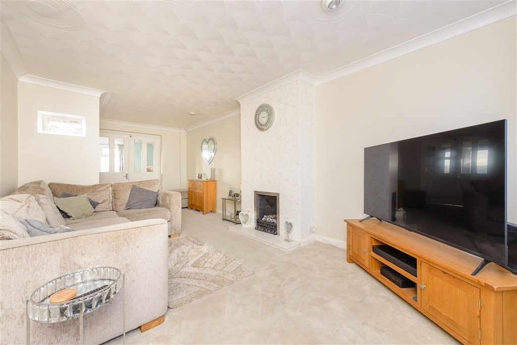 Property photo 1 of 11 Lounge