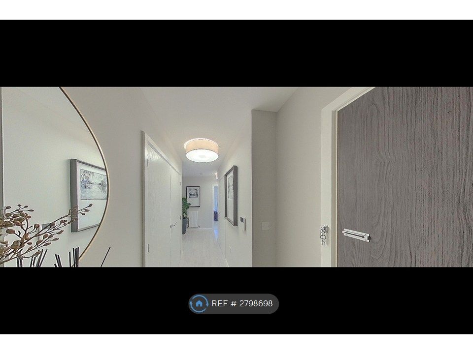 Property photo 2 of 11 Hallway