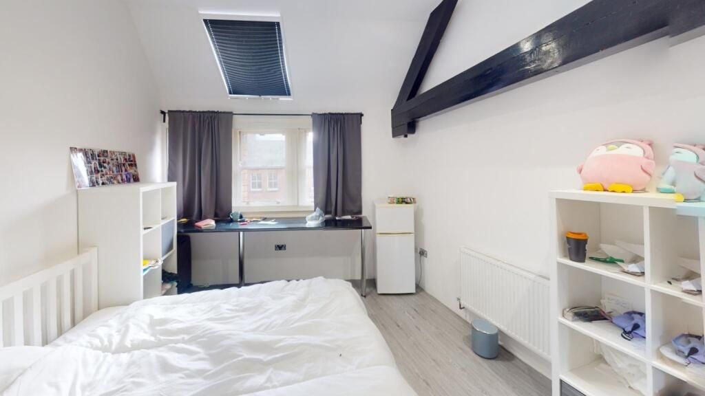 Property photo 3 of 14 Bright And Airy Double Bedroom Featuring A Comfort...