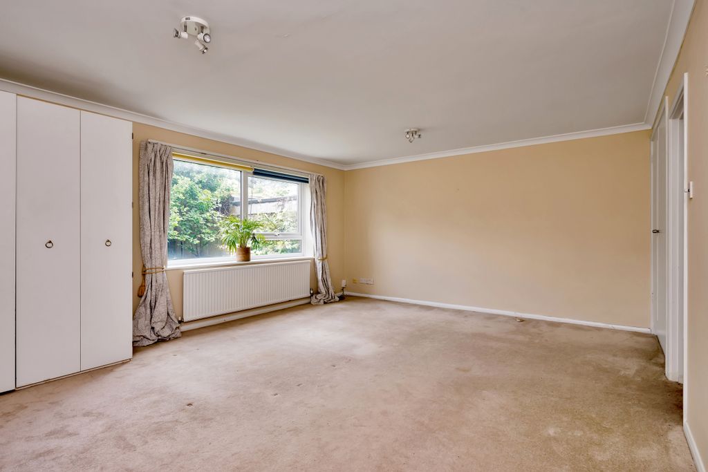 Property photo 3 of 9 Living Space