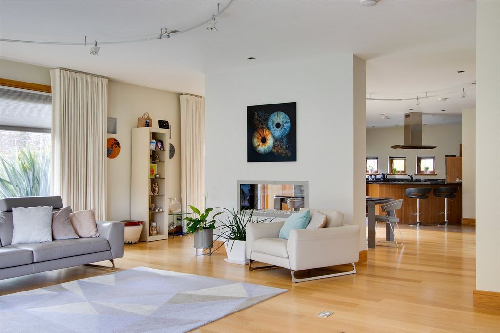 Property photo 2 of 26 Sitting Room