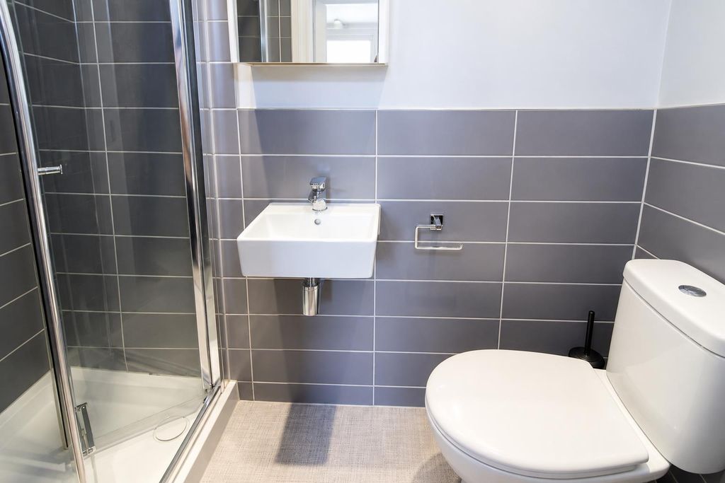 Property photo 3 of 7 Ensuite