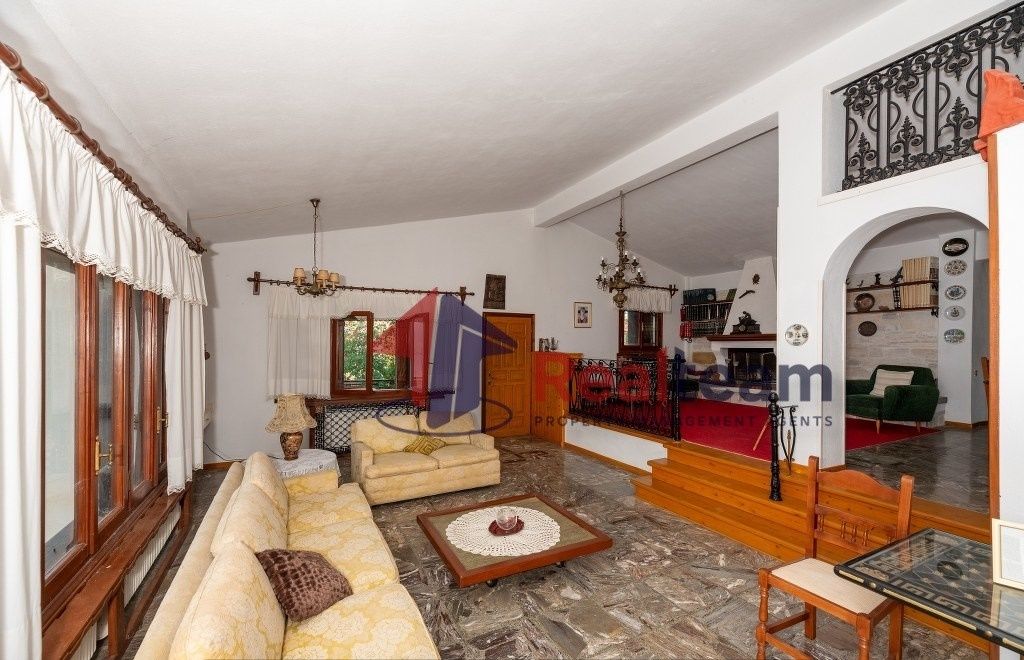 Property photo 2 of 25