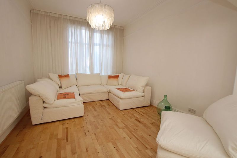 Property photo 3 of 18 Lounge