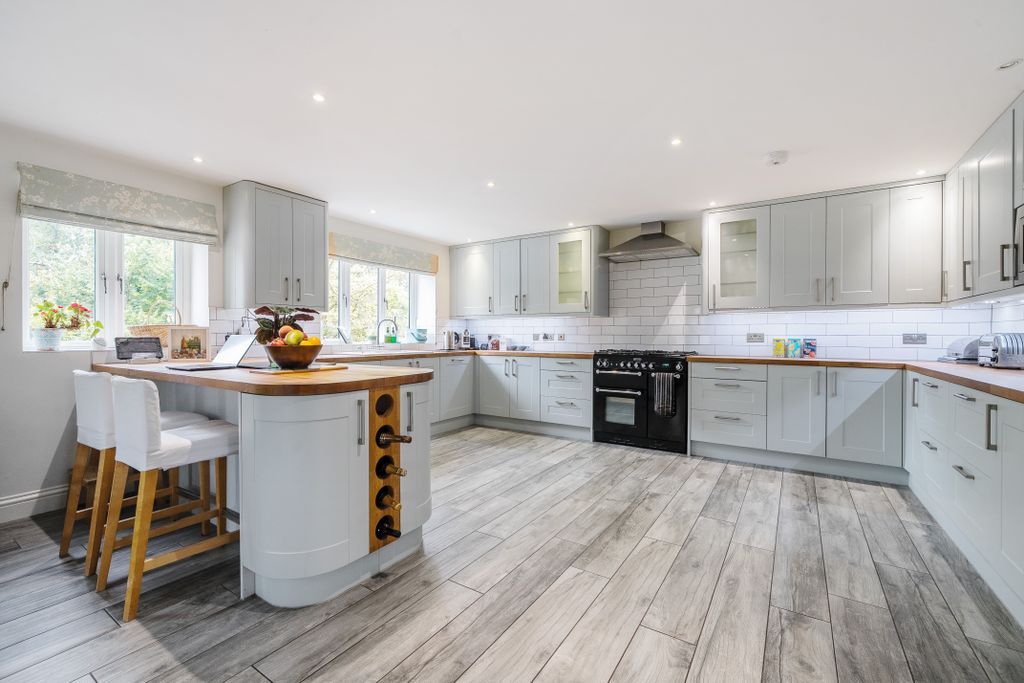 Property photo 3 of 25 Kitchen