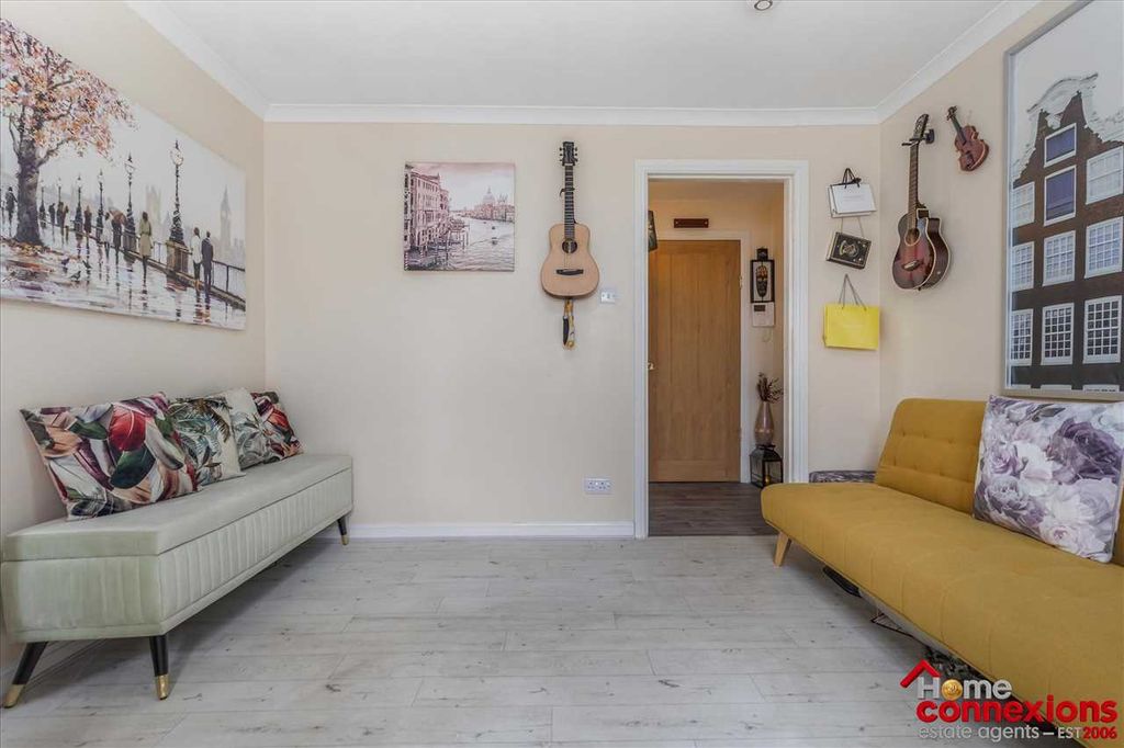 Property photo 3 of 22 Lounge (2)