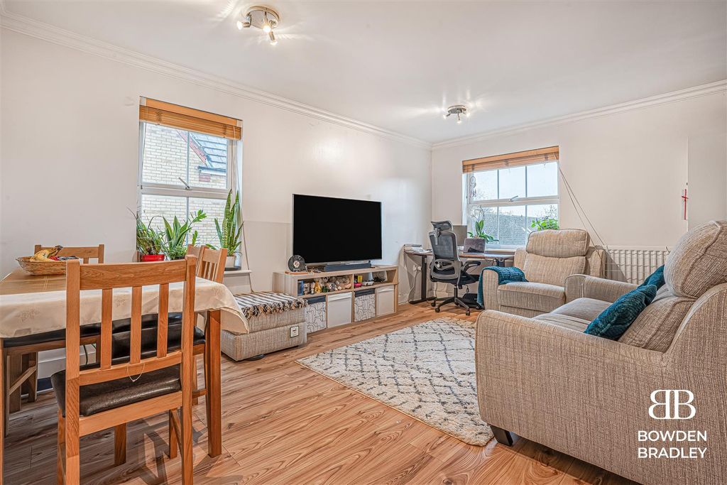 Property photo 3 of 17 Living Room