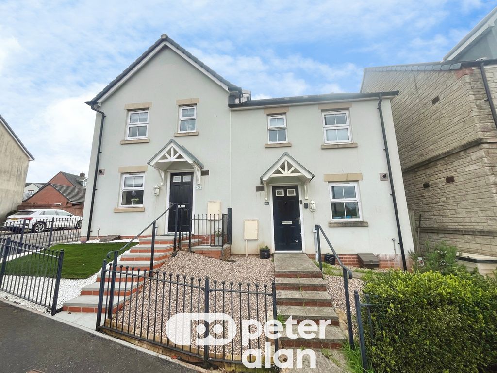 Property photo 1 of 2 Front