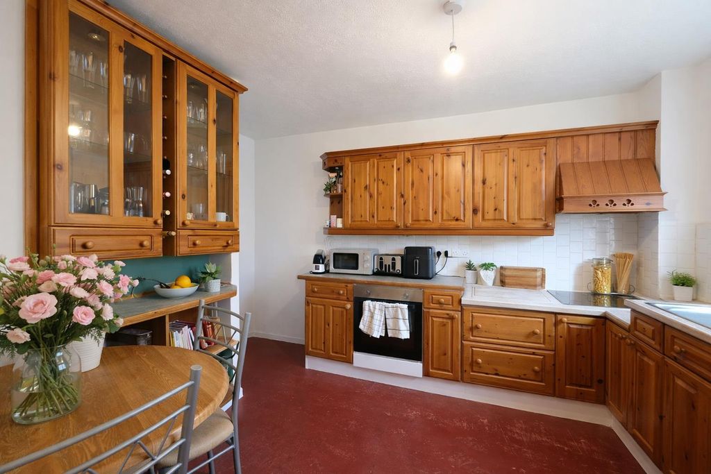 Property photo 3 of 8 Kitchen