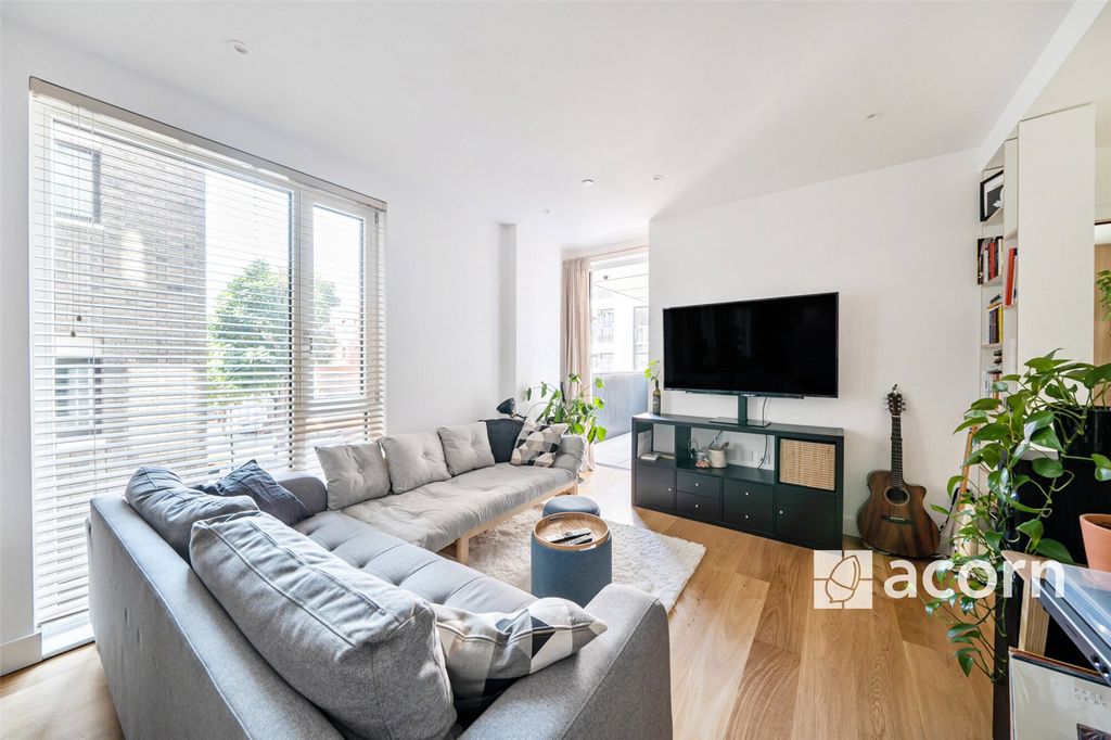 Property photo 1 of 17 Lounge