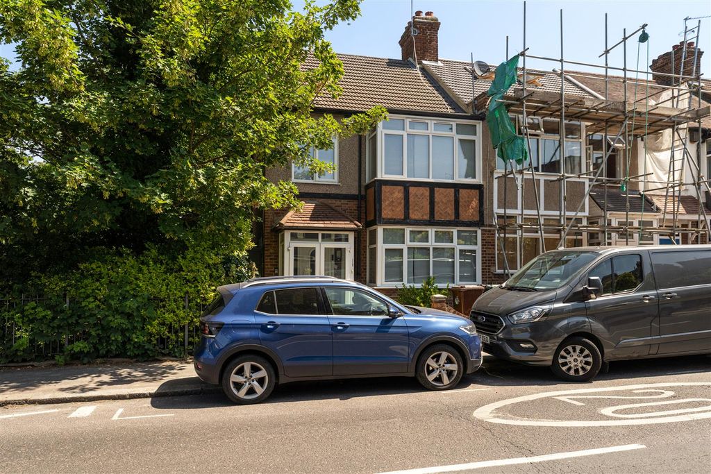 Property photo 1 of 25 Winchester Road, E4