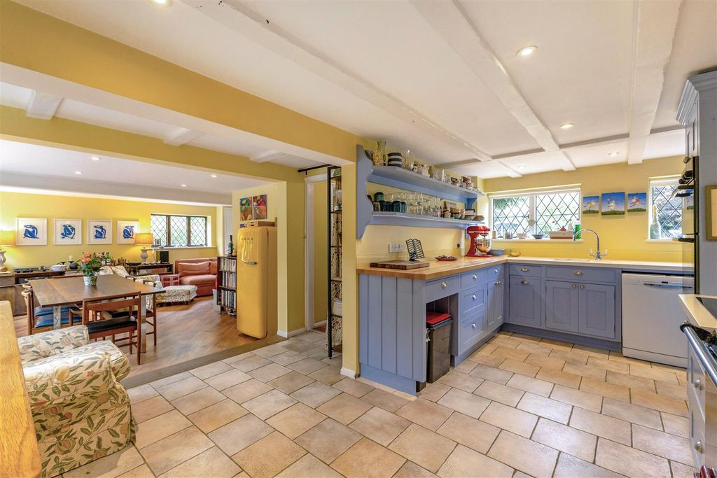 Property photo 3 of 27 Kitchen / Breakfast Room