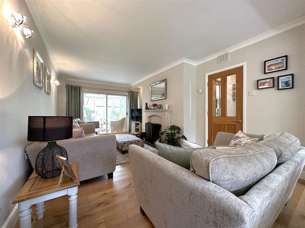 Property photo 2 of 28 Spacious Lounge 661