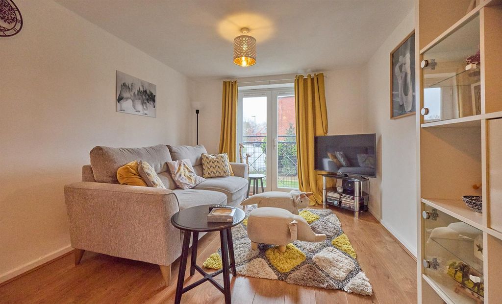 Property photo 3 of 8 Lounge/Dining Area