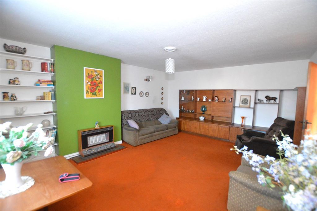 Property photo 2 of 10 18 Dunleary Close liv A.Jpg