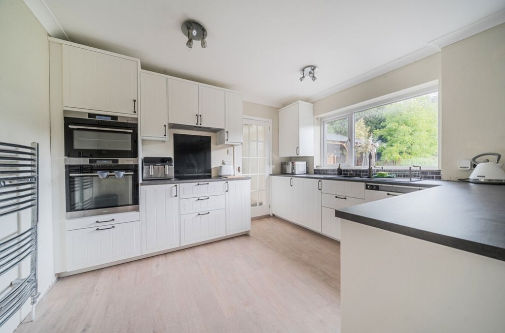 Property photo 3 of 21 1348320-11-68B8Bf23646Ec