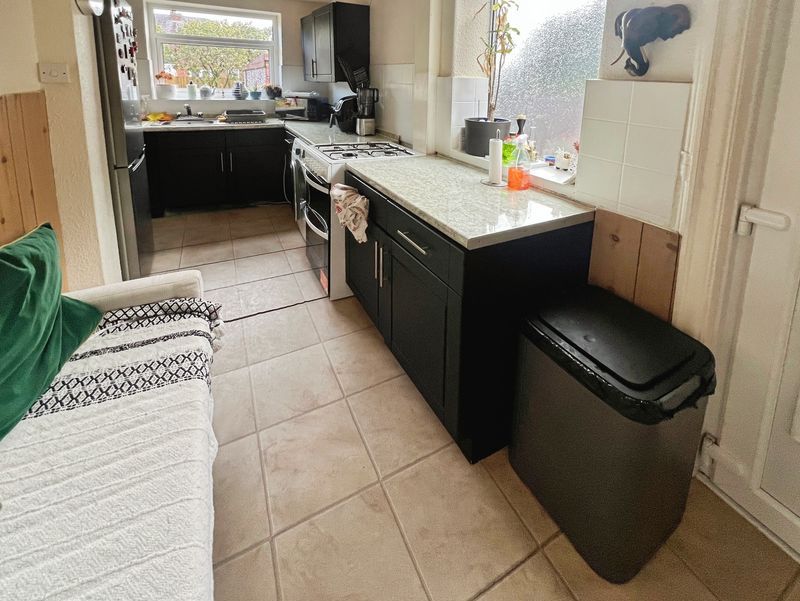 Property photo 3 of 11 Kitchen