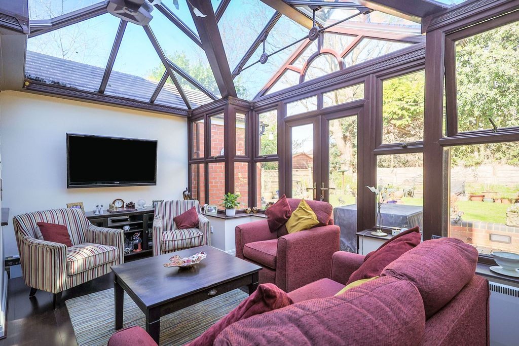 Property photo 3 of 19 Conservatory
